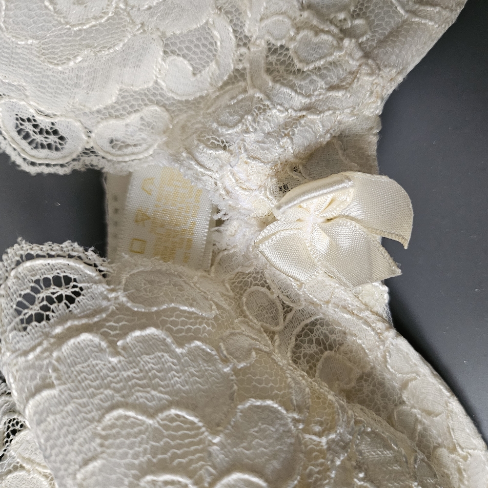 VS Gold Label Vintage Cream Lace Underwire Bra! Like NEW!! - Picture 3 of 16